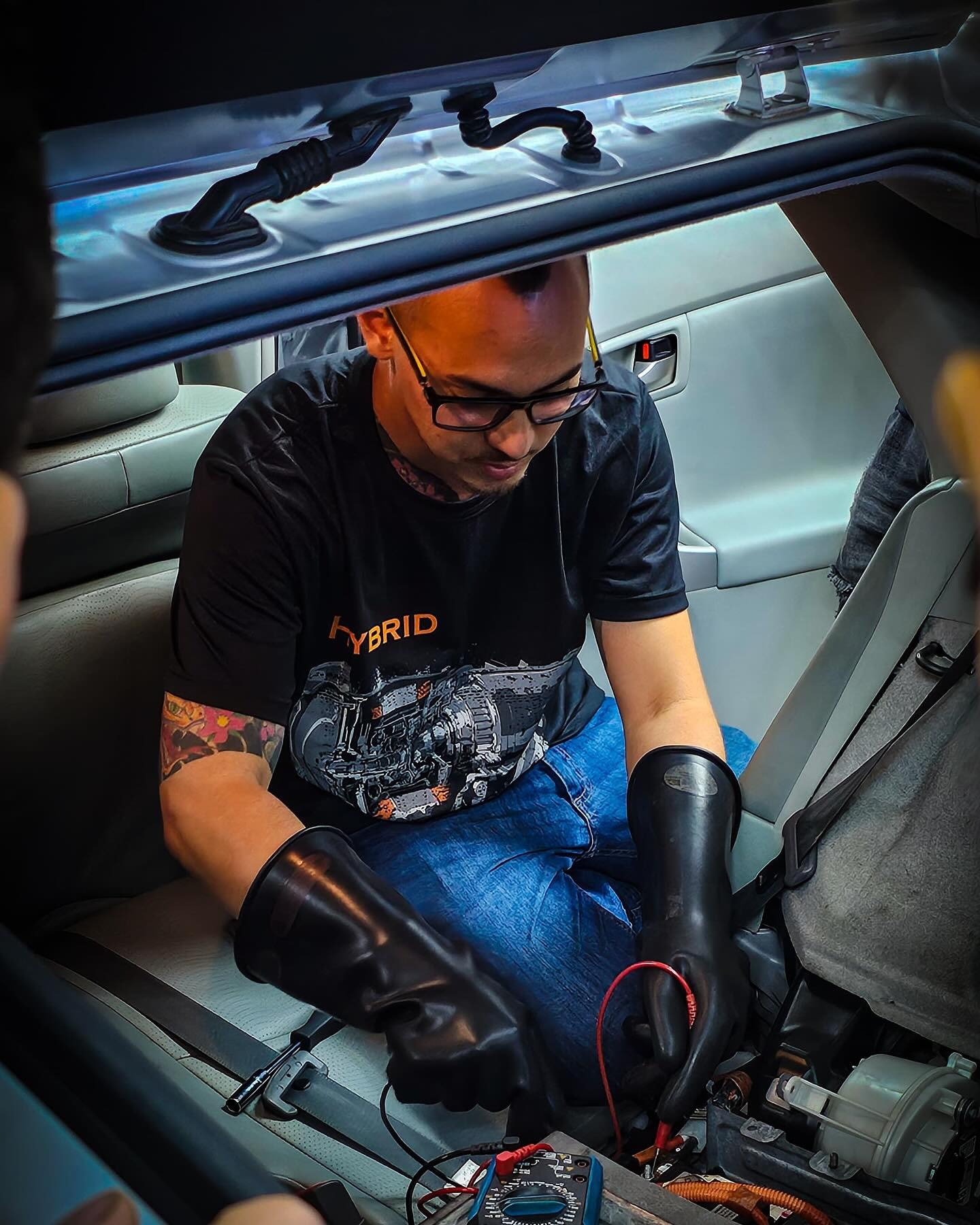 Técnico especialista realizando diagnóstico elétrico em Volvo