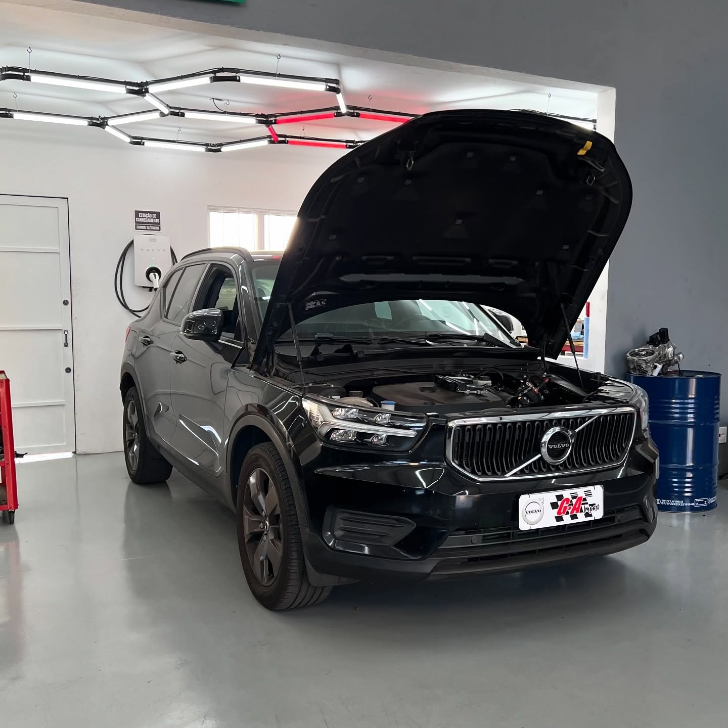 Volvo XC40 preto em revisão na oficina