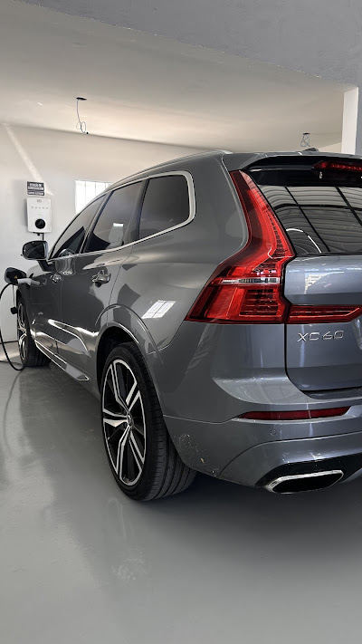 Volvo XC60 híbrido carregando na estação da oficina